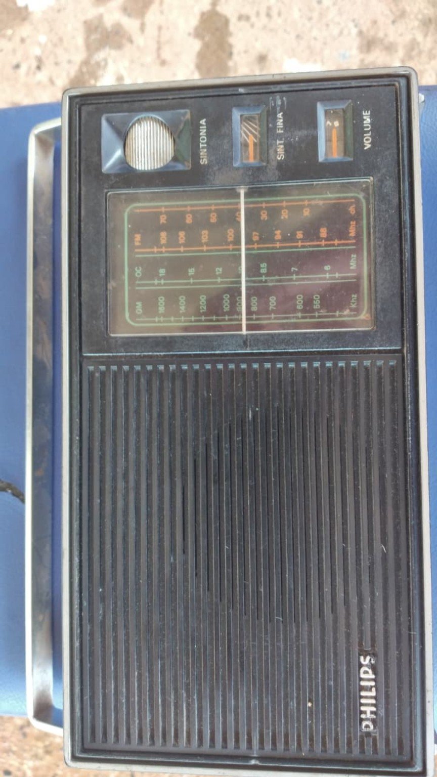 Rádio antigo Philips a pilhas