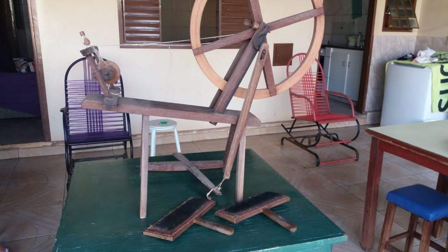 Roda de fiar de madeira com par de cardas