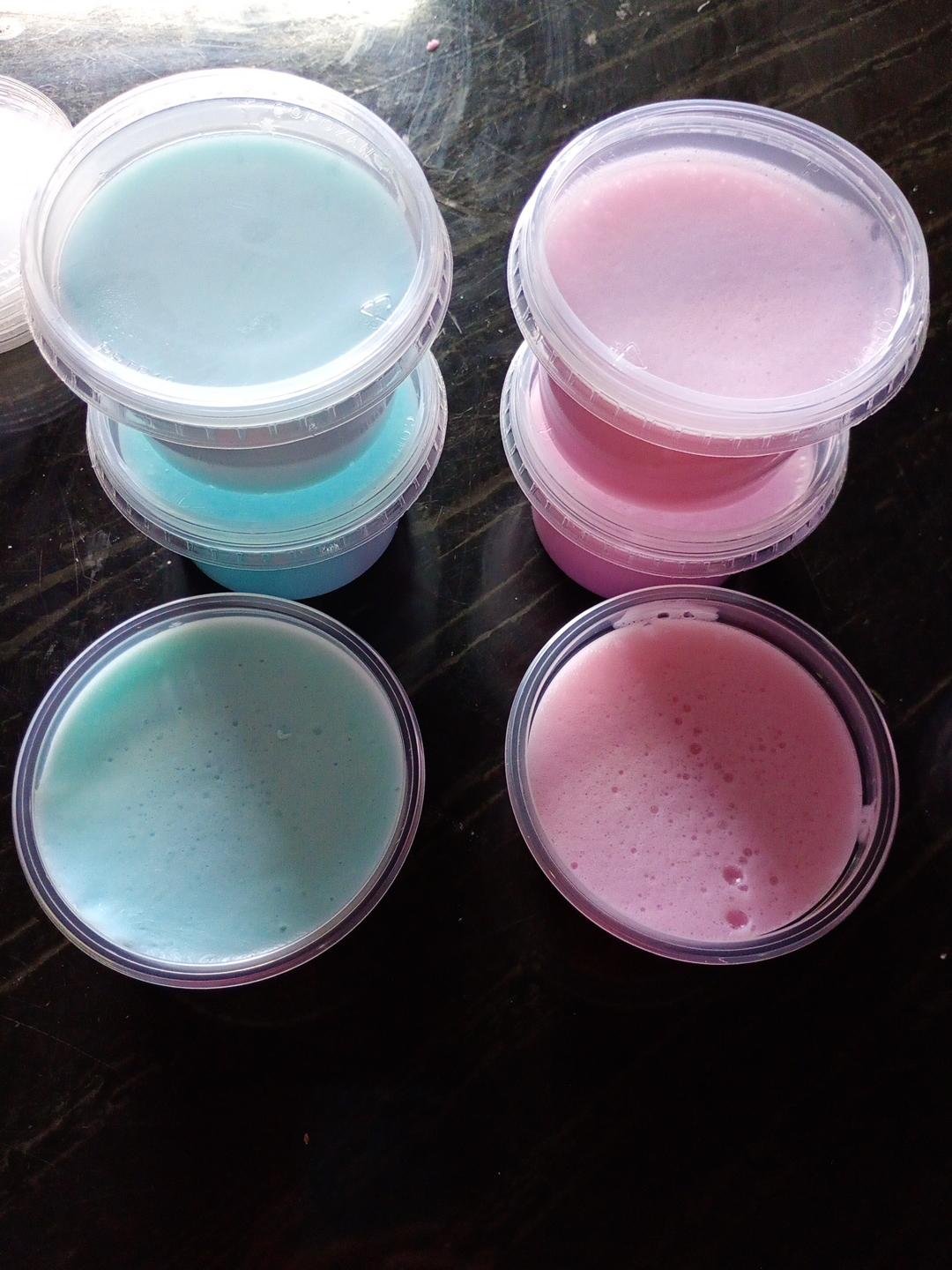 Sabão em Pasta Rosa e azul.